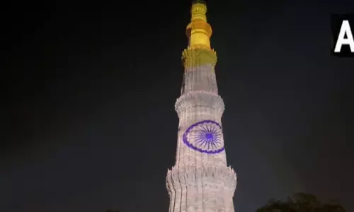 गणतंत्र दिवस के अवसर पर कुतुब मीनार को तिरंगे के रंगों में रोशन किया, VIDEO
