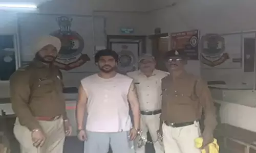गेट बंद मिला तो गेट सहित उड़ा दूंगा, धमकी देकर नशे में दोस्तों के साथ पहुंचा और मारी टक्कर