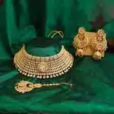 वैश्विक अनिश्चितताओं के बीच सोने की कीमतें रिकॉर्ड ऊंचाई पर पहुंचीं वैश्विक अनिश्चितताओं के बीच सोने की कीमतें रिकॉर्ड ऊंचाई पर पहुंचीं