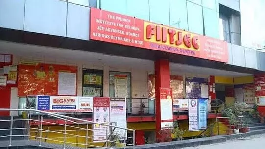 नोएडा, गाजियाबाद में बंद FIITJEE केंद्रों पर छात्रों के अभिभावकों की भीड़ उमड़ी