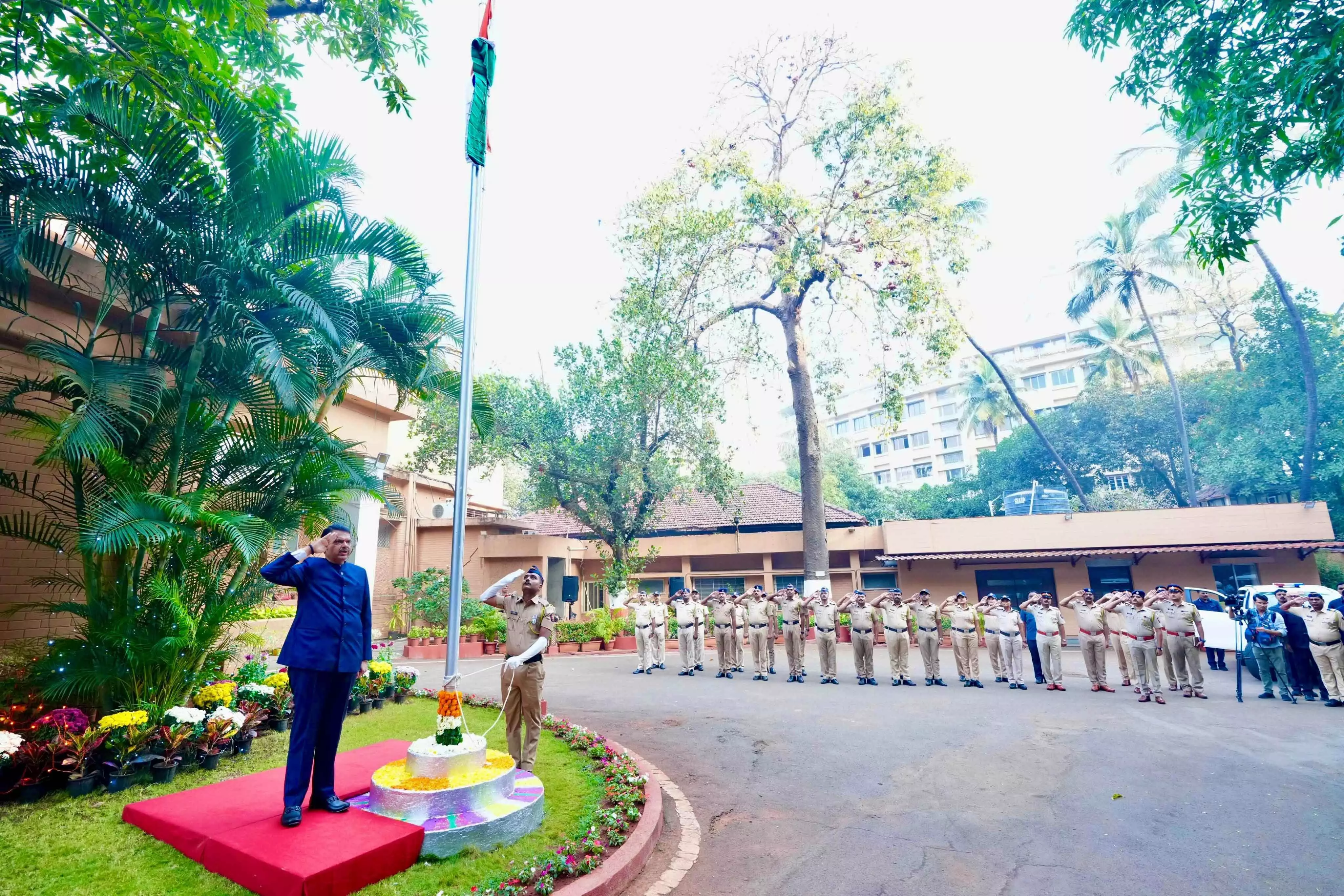 गणतंत्र दिवस पर महाराष्ट्र के मुख्यमंत्री देवेंद्र फडणवीस ने फहराया तिरंगा