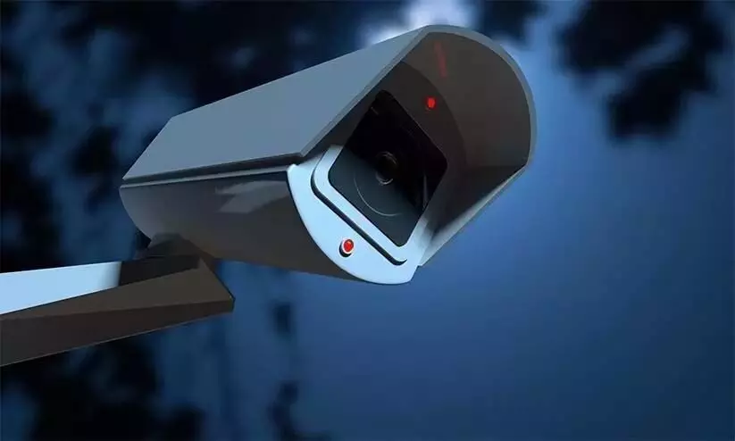 पड़ोसी के घर के CCTV फुटेज में एक व्यक्ति दीवार पर चढ़ता हुआ दिखाई दे रहा