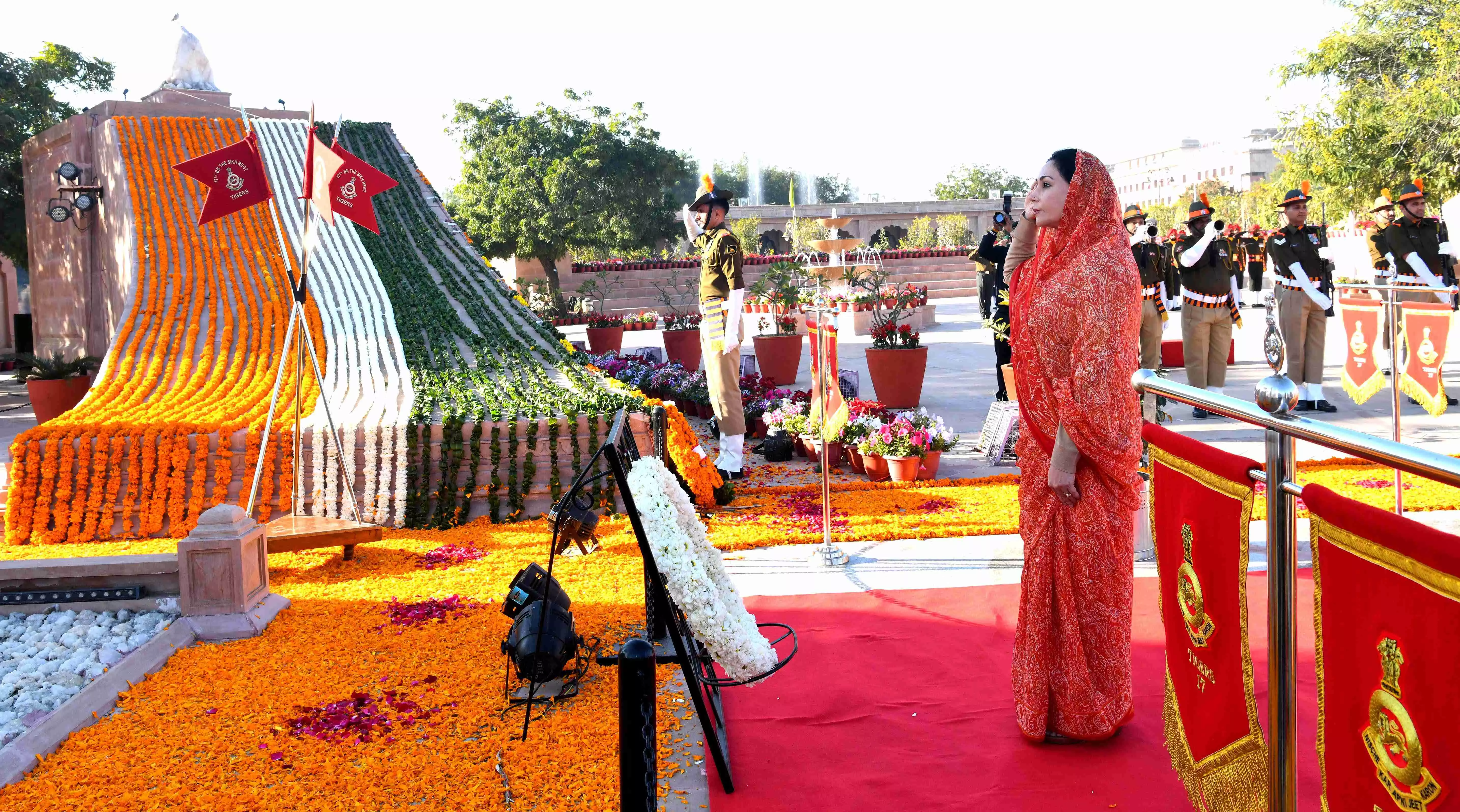 Jaipur:  उपमुख्यमंत्री दिया कुमारी ने अमर जवान ज्योति पर श्रद्धासुमन अर्पित किए