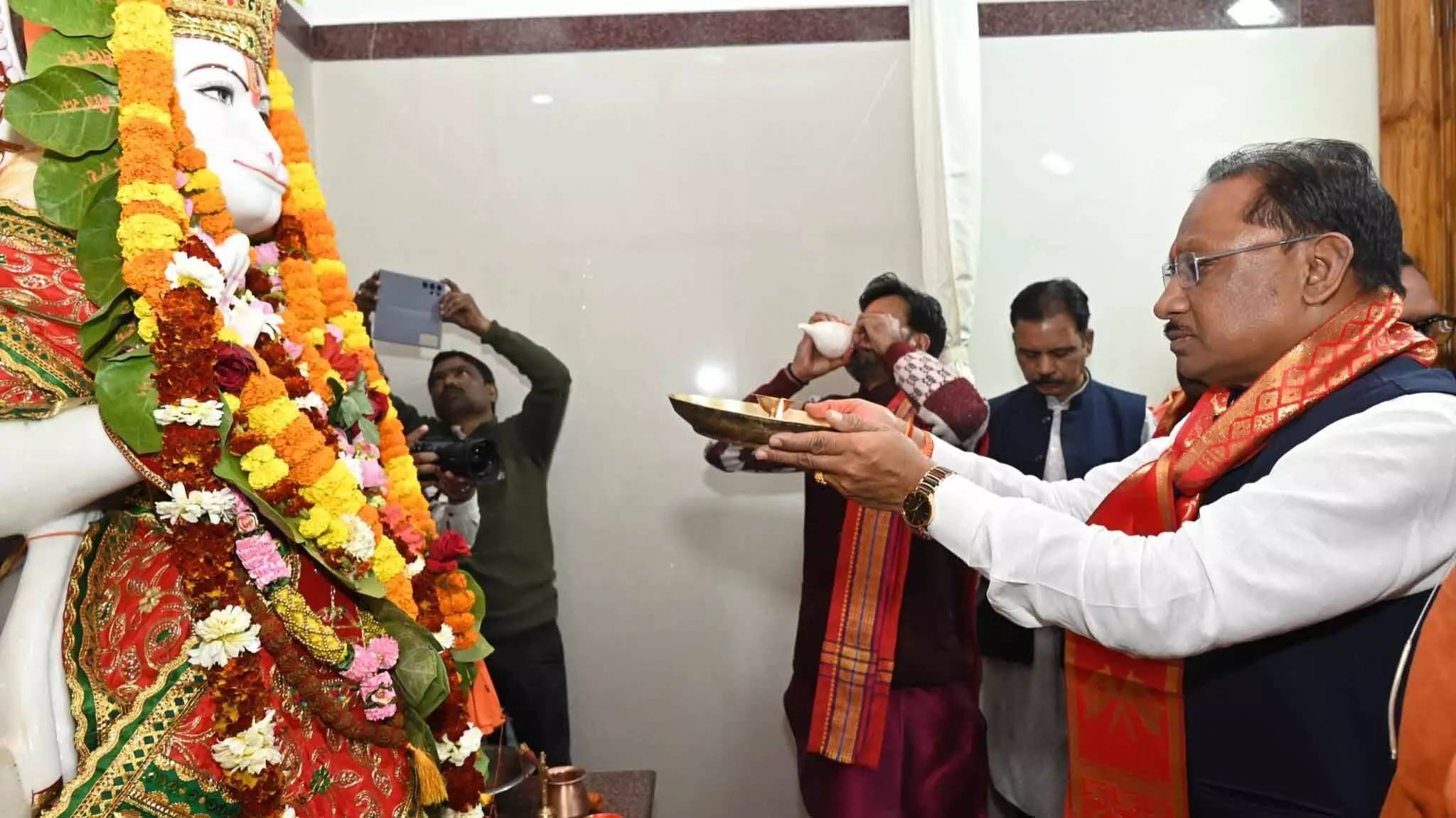 CM साय ने दक्षिणमुखी हनुमान मंदिर में पूजा-अर्चना की