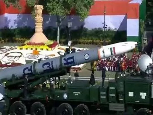 DRDO ने 76वें गणतंत्र दिवस परेड के दौरान प्रलय हथियार प्रणाली, रक्षा कवच का किया प्रदर्शन