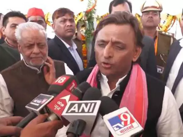 महाकुंभ में पवित्र स्नान करने के बाद Akhilesh Yadav ने कहा, विभाजनकारी राजनीति के लिए कोई जगह नहीं है