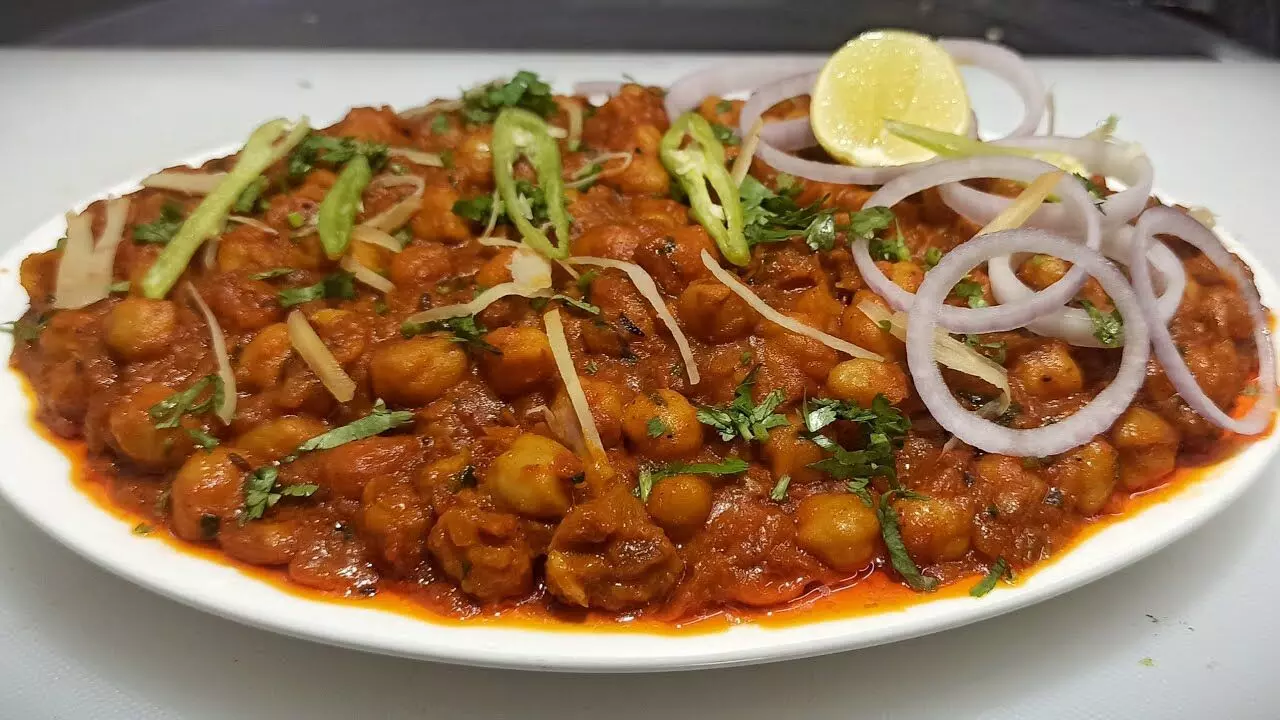 घर पर इस तरह मिनटों में बनाएं chana masala