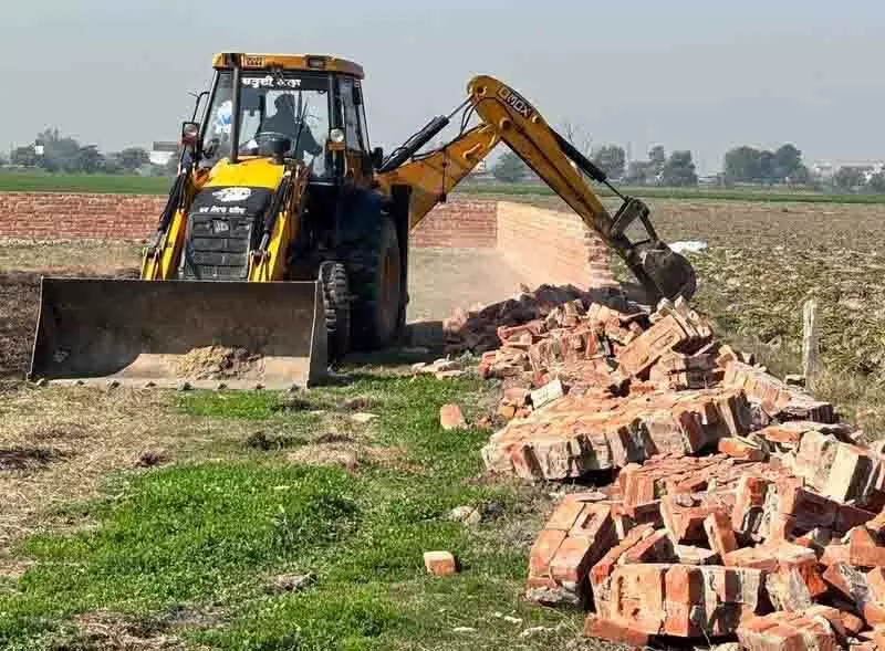 ADA ने IIM के पास राख चीता गांव में अवैध कॉलोनी को ध्वस्त कर दिया