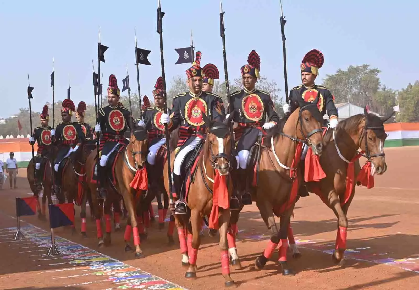 सुरक्षाबलों की टुकड़ियों ने किया आकर्षक मार्चपास्ट, घुड़सवार दल के करतब ने दर्शकों का मन मोहा