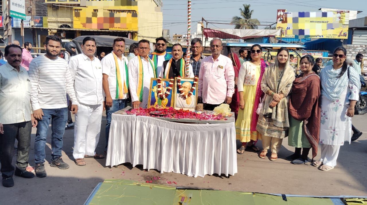 Republic Day: ध्वजारोहण कर संस्था अवाम ए हिन्द ने स्कूली बच्चों को पाठ्य-लेखन सामग्री भेंट किया