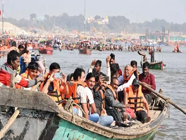 मां त्रिवेणी को डुबकी और प्रणाम: Maha Kumbh में अखिलेश यादव ने लगाई 11 पवित्र डुबकी