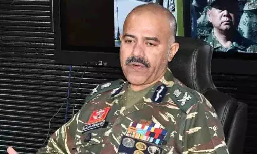 डीजीपी ने लोगों का अभिवादन किया