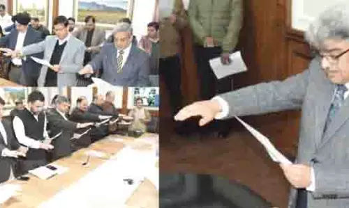 Jammu मुख्य सचिव ने अधिकारियों को शपथ दिलाई Jammu मुख्य सचिव ने अधिकारियों को शपथ दिलाई