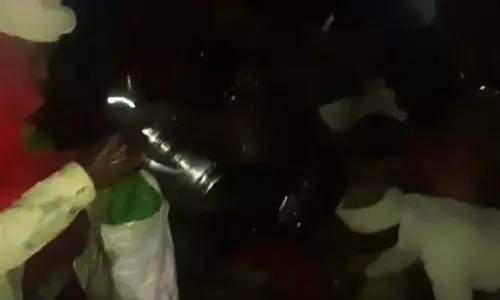 टैंकर पलटने पर डीजल की लूट, बाल्टी और टब में भरकर ले गए ग्रामीण