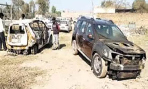 Fatehabad: कार बाजार में हुआ कुछ ऐसा कि मच गई अफरा-तफरी