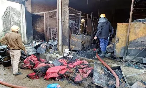 Mandi: टेंट हाउस  में लगी भीषण आग, लाखों रुपए का नुकसान