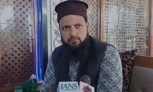 राजौरी के बुधाल गांव में फैली रहस्यमयी बीमारी के लिए शाहदरा शरीफ में दुआ मांग रहे लोग