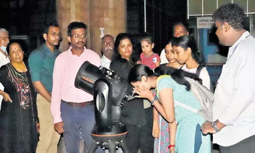 Tamil Nadu: पेरियार साइंस में दुर्लभ ग्रह परेड देखने के लिए 15,000 लोग पहुंचे Tamil Nadu: पेरियार साइंस में दुर्लभ ग्रह परेड देखने के लिए 15,000 लोग पहुंचे