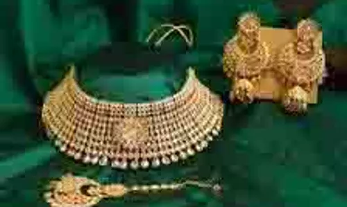 वैश्विक अनिश्चितताओं के बीच सोने की कीमतें रिकॉर्ड ऊंचाई पर पहुंचीं वैश्विक अनिश्चितताओं के बीच सोने की कीमतें रिकॉर्ड ऊंचाई पर पहुंचीं