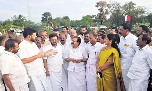 Kerala: चेन्निथला ने एलाप्पुल्ली का दौरा किया, मंजूरी देने के लिए सरकार की आलोचना की Kerala: चेन्निथला ने एलाप्पुल्ली का दौरा किया, मंजूरी देने के लिए सरकार की आलोचना की
