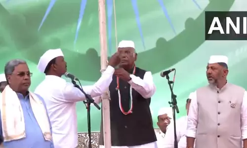 कांग्रेस अध्यक्ष खड़गे ने 76वें गणतंत्र दिवस पर कांग्रेस कार्यालय में राष्ट्रीय ध्वज फहराया