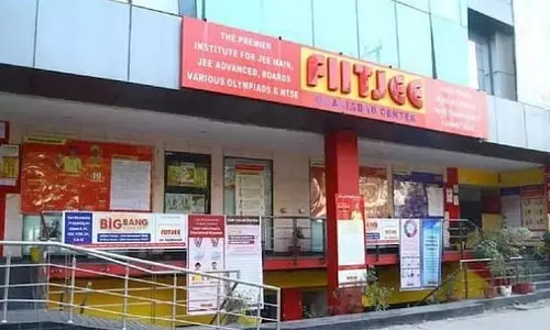 नोएडा, गाजियाबाद में बंद FIITJEE केंद्रों पर छात्रों के अभिभावकों की भीड़ उमड़ी नोएडा, गाजियाबाद में बंद FIITJEE केंद्रों पर छात्रों के अभिभावकों की भीड़ उमड़ी
