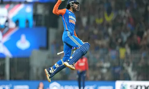 Suryakumar ने इंग्लैंड के खिलाफ़ समझदारी भरी पारी खेलकर तिलक वर्मा की ज़िम्मेदारी लेने की प्रशंसा की Suryakumar ने इंग्लैंड के खिलाफ़ समझदारी भरी पारी खेलकर तिलक वर्मा की ज़िम्मेदारी लेने की प्रशंसा की