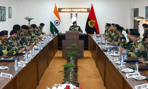 J&K: बीएसएफ के शीर्ष अधिकारी ने सीमा पर सुरक्षा की समीक्षा की J&K: बीएसएफ के शीर्ष अधिकारी ने सीमा पर सुरक्षा की समीक्षा की