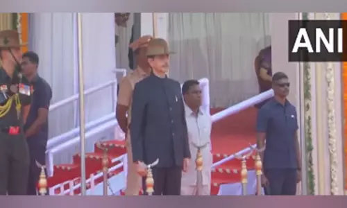 तमिलनाडु राज्यपाल ने Republic Day पर चेन्नई में राष्ट्रीय ध्वज फहराया तमिलनाडु राज्यपाल ने Republic Day पर चेन्नई में राष्ट्रीय ध्वज फहराया