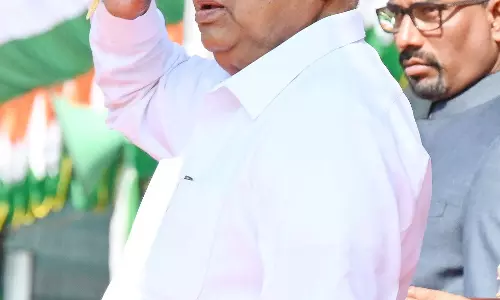 76वें गणतंत्र दिवस समारोह की धूम: राज्यपाल थावर चंद गहलोत ने किया ध्वजारोहण