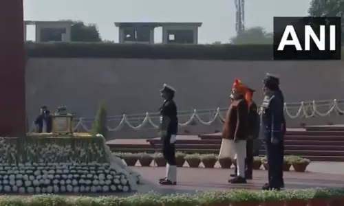 नेशनल वॉर मेमोरियल पहुंचे PM मोदी, शहीदों को दी श्रद्धांजलि नेशनल वॉर मेमोरियल पहुंचे PM मोदी, शहीदों को दी श्रद्धांजलि
