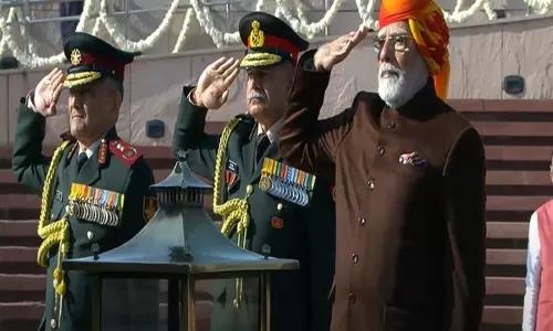 PM Modi ने राष्ट्रीय युद्ध स्मारक पर श्रद्धांजलि अर्पित की, गणतंत्र दिवस समारोह के लिए रवाना हुए