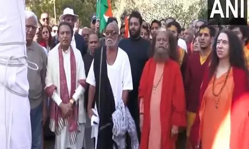 76वें गणतंत्र दिवस पर MahaKumbh में आध्यात्मिक नेताओं ने फहराया तिरंगा 76वें गणतंत्र दिवस पर MahaKumbh में आध्यात्मिक नेताओं ने फहराया तिरंगा