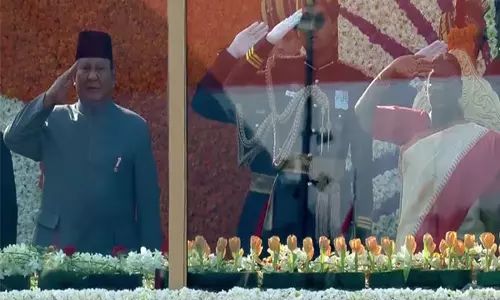 राष्ट्रपति द्रौपदी मुर्मू ने 76th Republic Day पर कर्तव्य पथ पर राष्ट्रीय ध्वज फहराया राष्ट्रपति द्रौपदी मुर्मू ने 76th Republic Day पर कर्तव्य पथ पर राष्ट्रीय ध्वज फहराया