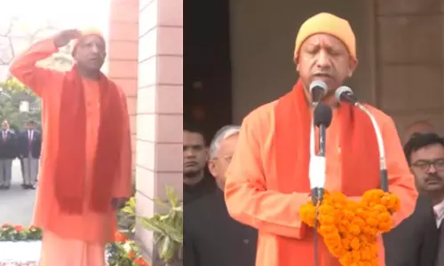 CM योगी ने राष्ट्रीय ध्वज फहराया: गणतांत्रिक भारत के रूप में नई यात्रा शुरू करने का फैसला CM योगी ने राष्ट्रीय ध्वज फहराया: गणतांत्रिक भारत के रूप में नई यात्रा शुरू करने का फैसला