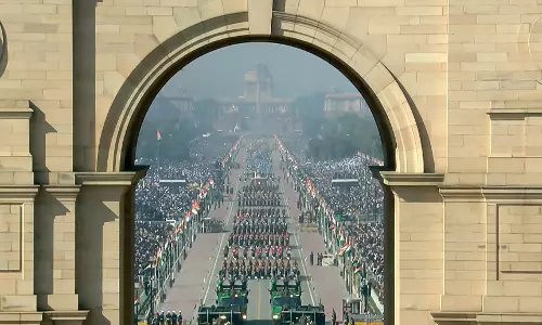 भव्य परेड: कर्तव्य पथ पर देश की सैन्य शक्ति और समृद्धि की झलक, आसमान से की गई पुष्पवर्षा, दुनिया देख रही हिंदुस्तान का दम