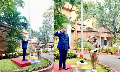 CM फडणवीस आधिकारिक आवास पर तिरंगा फहराया: देश की एकता और  मजबूती पर जश्न मानाने को कहा