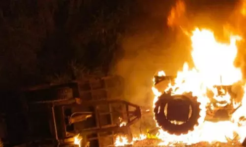 Lakhimpur Kheri: जमीनी की चल रही रंजिश में कुछ लोगों ने ट्रैक्टर में आग दी लगा , मचा हड़कंप Lakhimpur Kheri: जमीनी की चल रही रंजिश में कुछ लोगों ने ट्रैक्टर में आग दी लगा , मचा हड़कंप