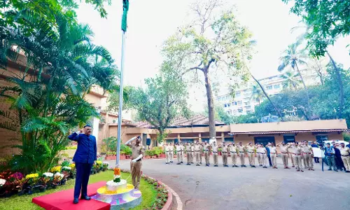 गणतंत्र दिवस पर महाराष्ट्र के मुख्यमंत्री देवेंद्र फडणवीस ने फहराया तिरंगा गणतंत्र दिवस पर महाराष्ट्र के मुख्यमंत्री देवेंद्र फडणवीस ने फहराया तिरंगा