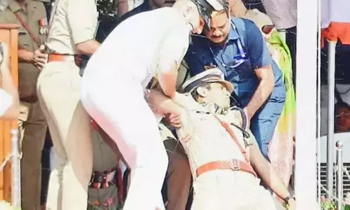 गणतंत्र दिवस परेड में राज्यपाल के भाषण के दौरान शहर के पुलिस आयुक्त बेहोश गणतंत्र दिवस परेड में राज्यपाल के भाषण के दौरान शहर के पुलिस आयुक्त बेहोश
