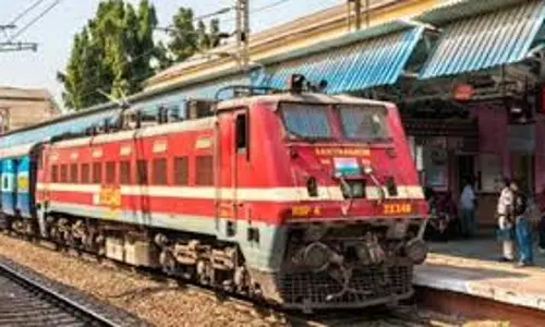 Moradabad: रेलवे लाइन पार करते समय ट्रेन की चपेट में आकर युवक गंभीर घायल