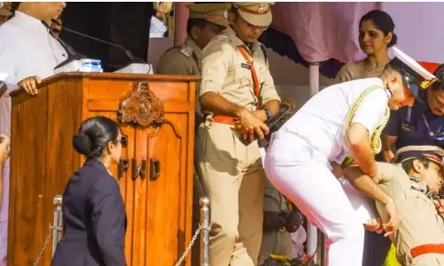 Kerala के राज्यपाल की मौजूदगी में शहर के पुलिस आयुक्त बेहोश हो गए Kerala के राज्यपाल की मौजूदगी में शहर के पुलिस आयुक्त बेहोश हो गए