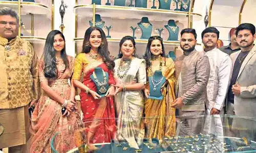 अभिनेत्री अनुपमा परमेश्वरन ने Jubilee Hills में वियारा फाइन सिल्वर ज्वैलरी का उद्घाटन किया अभिनेत्री अनुपमा परमेश्वरन ने Jubilee Hills में वियारा फाइन सिल्वर ज्वैलरी का उद्घाटन किया