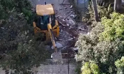 HYDRAA ने नल्ला मल्ला रेड्डी की कंपाउंड दीवार को ध्वस्त कर दिया