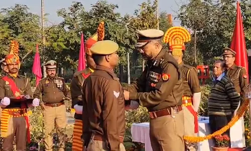 उत्तर प्रदेश के DGP ने गणतंत्र दिवस पर लखनऊ स्थित पुलिस मुख्यालय में राष्ट्रीय ध्वज फहराया उत्तर प्रदेश के DGP ने गणतंत्र दिवस पर लखनऊ स्थित पुलिस मुख्यालय में राष्ट्रीय ध्वज फहराया
