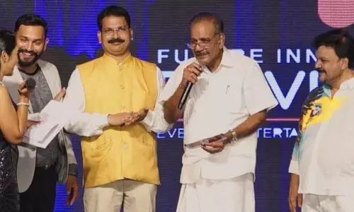 Kerala : कोझिकोड में संगीत कार्यक्रम का आनंद ले रहे Kerala : कोझिकोड में संगीत कार्यक्रम का आनंद ले रहे