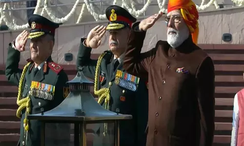 प्रधानमंत्री मोदी ने राष्ट्रीय युद्ध स्मारक पर श्रद्धांजलि अर्पित की