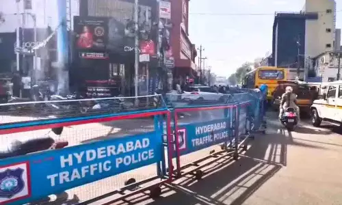 Charminar के पास बैरिकेड्स से यात्रियों को परेशानी