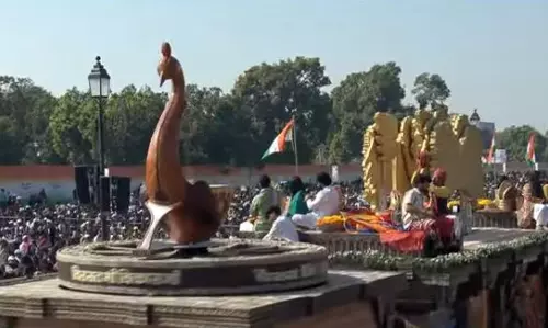 76th Republic Day: संस्कृति मंत्रालय की झांकी, भारत की अर्थव्यवस्था का जश्न 76th Republic Day: संस्कृति मंत्रालय की झांकी, भारत की अर्थव्यवस्था का जश्न