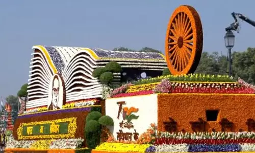 76वें गणतंत्र दिवस: CPWD ने संविधान के 75 साल पूरे होने को दर्शाया 76वें गणतंत्र दिवस: CPWD ने संविधान के 75 साल पूरे होने को दर्शाया